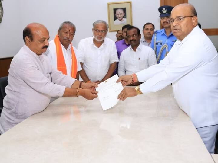Basavaraj Bommai resigns as Karnataka CM after BJP's loss in assembly elections Basavaraj Bommai Resigns: कर्नाटकचे मुख्यमंत्री बसवराज बोम्मई यांचा राजीनामा; रविवारी काँग्रेस आमदारांची बैठक