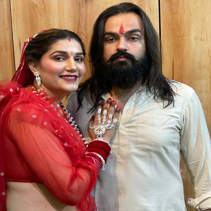 एक यूट्यूब पोर्टल को दिए इंटरव्यू में सपना चौधरी ने बताया था कि वीर साहू संग उन्होंने लव मैरिज रचाई थी.