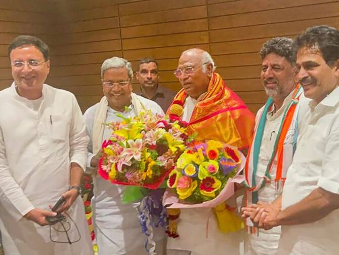 Karnataka Election Result 2023 DK Shivakumar Mallikarjun Kharge Siddaramaiah Reaction On Congress Big Win Lok Sabha Election | Karnataka Election Result 2023: 'आप सभी लोगों को इसी तरह एकजुट होना चाहिए तभी...',