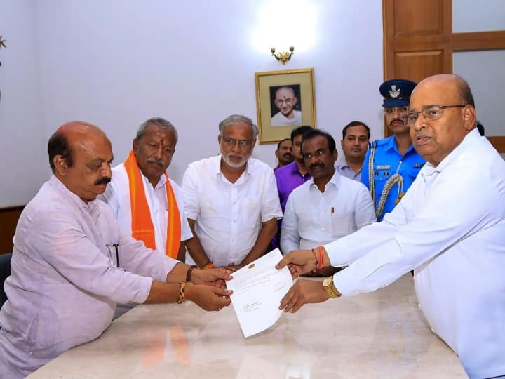 Karnataka Election Result 2023 Basavaraj Bommai resigns as Karnataka CM congress CLP meeting on sunday Bjp loses Karnataka Election Result: बसवराज बोम्मई ने मुख्यमंत्री पद से दिया इस्तीफा, नए सीएम को चुनने के लिए आज होगी कांग्रेस विधायक दल की बैठक