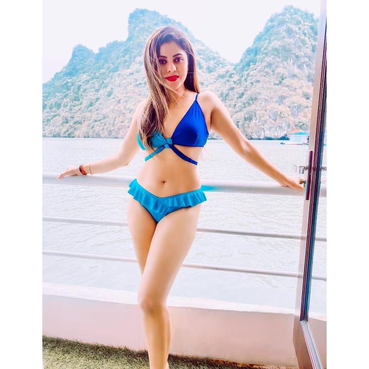 సీరియల్ లో పద్ధతిగా చీరలో కనిపించే రుద్రాణి బయట మాత్రం ఫుల్ ట్రెండీ.  Image Credit: Sharmitha Gowda/ Instagram