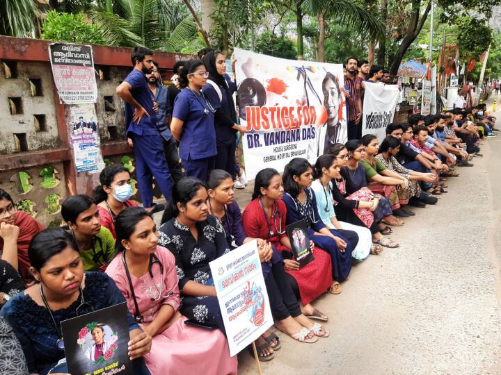 केरल में सरकारी महिला डॉक्टर की हत्या के बाद आक्रोशित डॉक्टरों ने पूरे प्रदेश में स्वास्थ्य सेवाओं को रोक दिया और निजी और सरकारी अस्पताल के डॉक्टर हड़ताल पर बैठ गए. (11 मई 2023)