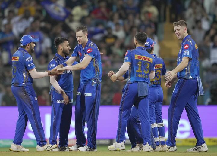 राशिद खान याने गोलंदाजीत चार विकेट घेतल्या. त्यानंतर फलंदाजी करताना नाबाद ७९ धावांची खेळी केली. गुजरातकडून मधवाल याने तीन तर चावला याने दोन विकेट घेतल्या.