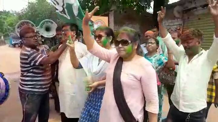 ঢাকের তালে নাচ কংগ্রেস কর্মী, সমর্থকদের। বিলি করা হল লাড্ডু। কংগ্রেস পার্টি অফিসের বাইরে চলল বাজি ফাটানো।