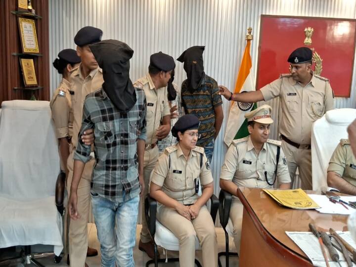 Bihar Crime: गोपालगंज में मिनी गन की फैक्ट्री का SIT ने किया भंडाफोड़, तीन बदमाश गिरफ्तार, भारी मात्रा में हथियार बरामद Mini gun factory in Gopalganj exposed by SIT, three miscreants arrested ann Bihar Crime: गोपालगंज में मिनी गन की फैक्ट्री का SIT ने किया भंडाफोड़, तीन बदमाश गिरफ्तार, भारी मात्रा में हथियार बरामद