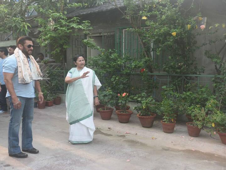 Security arrangements have been tightened at the hotel where the popular actor is scheduled to stay, officials said. (Image Source: Facebook/@MamataBanerjee)