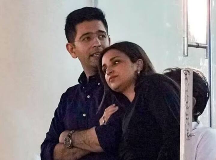 अनेक दिवसांपासून त्यांच्या डेटिंगच्या चर्चा रंगल्या होत्या. अनेक दिवस एकमेकांना डेटिंग केल्यानंतर अखेर आज त्यांनी साखरपुडा केला आहे. परिणीती-राघवसाठी आजचा दिवस खूप खास आहे.