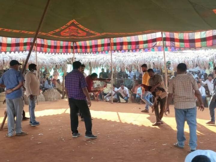 Chhattisgarh: आईपीएल प्लेयर्स की तरह यहां मुर्गों के रखे जाते है नाम, हर दिन इस खेल में लगता है लाखों रुपये का दांव Chhattisgarh bastar cock fight Like IPL players names of the chickens like IPL betting ANN Chhattisgarh: आईपीएल प्लेयर्स की तरह यहां मुर्गों के रखे जाते है नाम, हर दिन इस खेल में लगता है लाखों रुपये का दांव