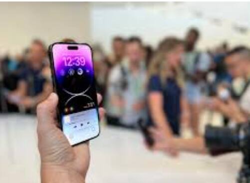 iPhone 14 ਵਿੱਚ 12 + 12MP ਦੇ ਦੋ ਕੈਮਰੇ ਉਪਲਬਧ ਹਨ। ਫਰੰਟ 'ਚ ਸੈਲਫੀ ਲਈ 12MP ਕੈਮਰਾ ਵੀ ਉਪਲੱਬਧ ਹੈ। ਫੋਨ 'ਚ 6.1-ਇੰਚ ਦੀ ਸੁਪਰ ਰੈਟੀਨਾ XDR ਡਿਸਪਲੇਅ ਹੈ। ਇਹ A15 ਬਾਇਓਨਿਕ ਚਿੱਪਸੈੱਟ 'ਤੇ ਕੰਮ ਕਰਦਾ ਹੈ।