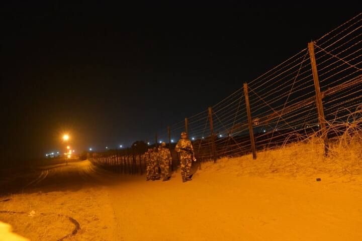 बीएसएफ हेड क्वार्टर से भी सभी अधिकारियों और जवानों को बॉर्डर पर तैनात रहने के आदेश जारी किये गए है. अत्याधुनिक हथियारों के साथ जवान 24 घंटे देश की सीमा की सुरक्षा में चौकस नजरें बनाए हुए हैं.