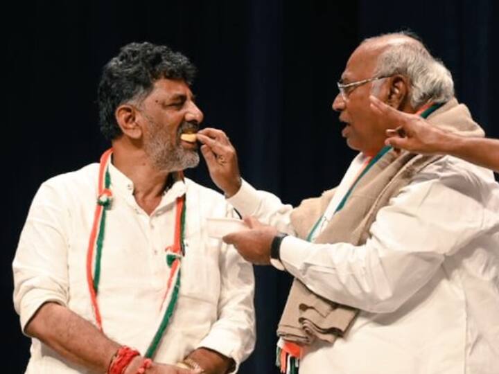 Karnataka Election Result 2023: कर्नाटक में डीके शिवकुमार बने कांग्रेस के संकटमोचक, 2002 में भी महाराष्ट्र में बचा ली थी सरकार Karnataka Election Result 2023: DK Shivakumar has played the role of a troubleshooter for Congress not only in the 2023 but in past Karnataka Election Result 2023: कर्नाटक में डीके शिवकुमार बने कांग्रेस के संकटमोचक, 2002 में भी महाराष्ट्र में बचा ली थी सरकार