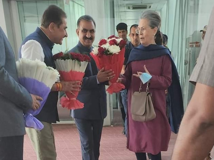 Sonia Gandhi reached Shimla after Priyanka Gandhi litigants keep eye on  results of Karnataka ann  Sonia Gandhi               