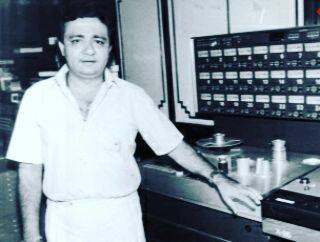 फिल्म इंडस्ट्री में कैसेट किंग के नाम से मशहूर गुलशन कुमार ने ना सिर्फ हर भारतीय तक फिल्मी गानों की पहुंच संभव की थी. बल्कि उनकी लाइफ स्टोरी किसी फिल्मी कहानी से भी ज्यादा दिलचस्प है. अस्सी के दशक में गुलशन कुमार ने टी सीरीज की स्थापना की और कुछ ही साल के अंदर वो इंडियन म्यूजिक इंडस्ट्री के बेताज बादशाह बन चुके थे.