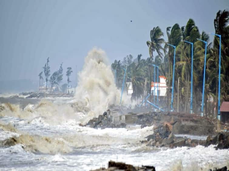 Mocha Cyclone Likely to Move Cross Bangladesh North Myanmar Coasts Weather Updates Mocha Cyclone: நாளை கரையை கடக்கும் 'மோக்கா' புயல்;  தமிழ்நாட்டில் அடுத்த 5 நாட்களுக்கு மழை - முழு விவரம் உள்ளே..!