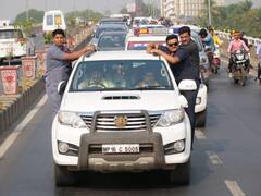 In Pics: पटना में गजब हुई बाबा की एंट्री, गाड़ी चलाते दिखे मनोज तिवारी, बगल में बैठे थे 'सरकार'