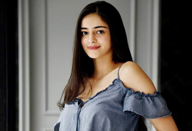 अनन्या पांडे - लिस्ट का पहला नाम चंकी पांडे की बेटी अनन्या पांडे का है. जिन्होंने अपनी करियर के शुरुआत में दिए एक इंटरव्यू में अपनी स्ट्रगल स्टोरी की दास्तां शेयर की थी. एक्ट्रेस ने कहा था कि, उनके पिता कभी ना तो ‘कॉफी विद करण’ में गए औऱ ना ही उन्होंने धर्मा प्रोडक्शन की कोई फिल्म की है. वो यहां तक अपने मेहनत से पहुंची हैं. जिसके बाद एक्ट्रेस को सोशल मीडिया पर बुरी तरह से ट्रोल किया गया.