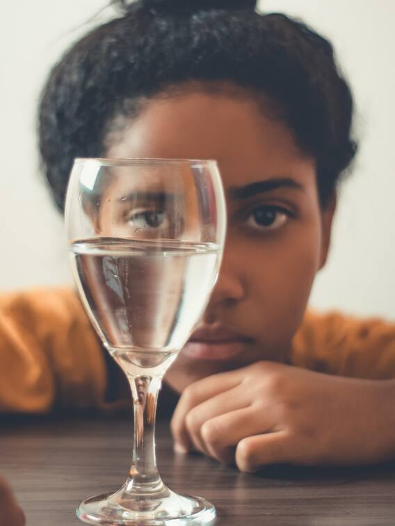 फैट बर्न के लिए गर्म पानी पीते हैं तो इसके नुकसान पे भी डालें नज़र