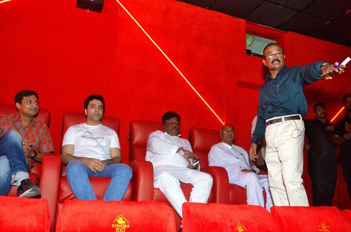 পাঠান' এর পরে বাংলায় 'ফাটাফাটি' হাত ধরে হল খুলল.. প্রশ্ন থামিয়ে আবির বললেন, আমি কোনও তুলনা করতে চাই না। প্রত্য়েকটা ছবি নিজের জায়গায় স্বকীয়। আমার কাছে যখন এই চিত্রনাট্য়টা আসে, তখন আমি ভেবেছিলাম, এমন গল্প বলা দরকার। এবার মানুষের ভাল লাগলেই আমাদের কাজটা সফল হবে। আর হ্যাঁ, মানুষের ছবি দেখার রুচি যেমন বদলেছে, তেমনই বদলেছে প্রেক্ষাগৃহের ধাঁচও। এখন মানুষ উন্নত সাউন্ড, ঝকঝকে ছবিতে আরাম করে বসে সিনেমা দেখতে চায়। দর্শকদের হলমুখী করতে হলেও এই ধরনের সুবিধাগুলো আমাদের পৌঁছে দিতে হবে দর্শকদের কাছে।'