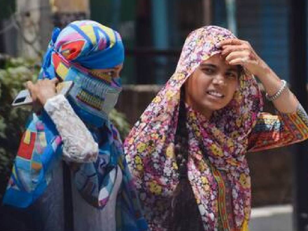 TN Weather Update: கொளுத்திய சூரியன்.. தமிழ்நாட்டில் 7 மாவட்டங்களில் 100 டிகிரி பாரன்ஹீட் வெப்பநிலை.. Seven districts in Tamil Nadu recorded temperatures crossing 100 degrees Fahrenheit today. TN Weather Update: கொளுத்திய சூரியன்.. தமிழ்நாட்டில் 7 மாவட்டங்களில் 100 டிகிரி பாரன்ஹீட் வெப்பநிலை..