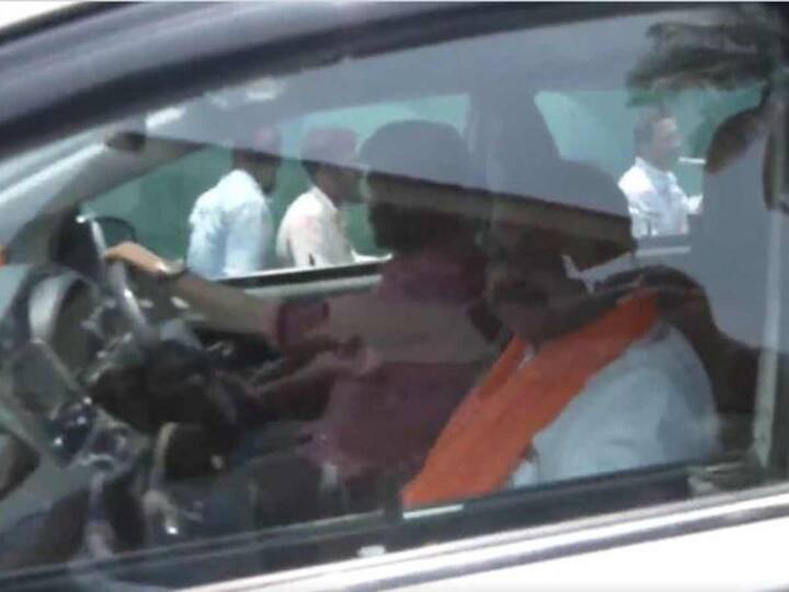 Karnataka CM Basavaraj Bommai's convoy got stuck in Haveri as Congress workers were cheering and celebrating in the route in Bengaluru. (Source: ANI)