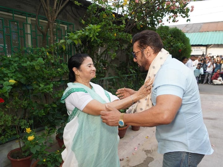 Actor Salman Khan paid a courtesy call on West Bengal Chief Minister Mamata Banerjee at her residence in Kalighat on Saturday. (Image Source: Facebook/@MamataBanerjee)