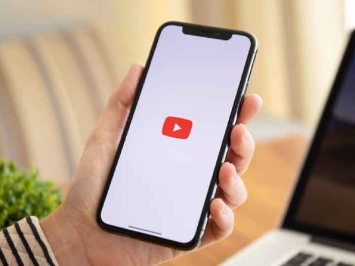 YouTube on iPhone Locked Screen : अगर आप आईफोन यूजर हैं तो आप बैकग्राउंड में यूट्यूब का इस्तेमाल कर सकते हैं. ऐसा करने के लिए हमारे पास एक जबरदस्त ट्रिक है. आइए जानते हैं.