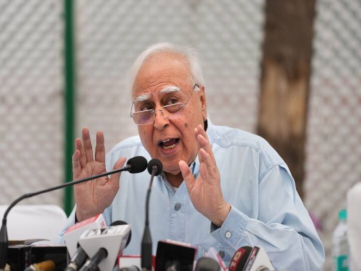 Karnataka Election Result 2023 Kapil Sibal tweets on Congress victory in Karnataka targets BJP Karnataka Election Result 2023: 'पीएम हार गए', कर्नाटक में कांग्रेस की जीत पर बोले कपिल सिब्बल