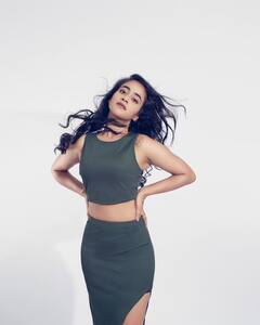 Deepthi Sunaina: ట్రెండీ లుక్ లో దీప్తి సునయన- గ్లామర్ షోతో మెస్మరైజ్