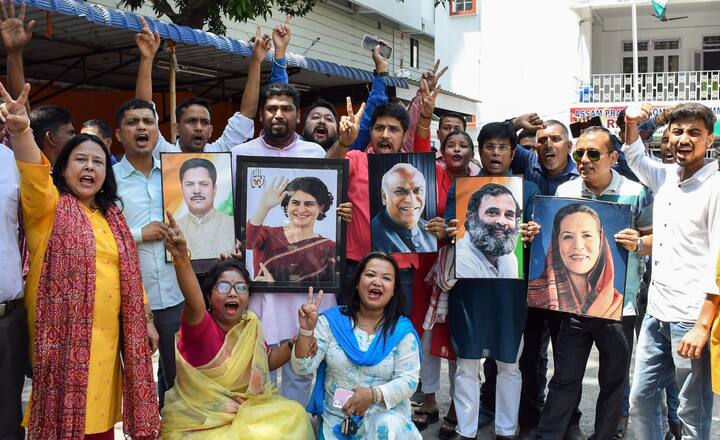 काँग्रेसने बंगळुरुतील हिल्टन हॉटेलमध्ये 50 खोल्या आरक्षित केल्या आहेत.