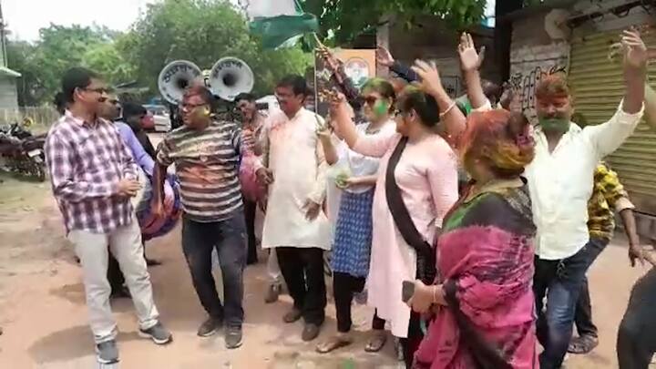 কর্ণাটকে বিপুল ভোটে জয়ের সম্ভাবনা কংগ্রেসের। আবেগে ভাসলেন ডি কে শিবকুমার। প্রদেশ কংগ্রেস সভাপতির চোখে জল।বললেন, সনিয়াজিকে কথা দিয়েছিলাম, আমরা জিতব। সেই আবেগ ধরা পড়ল কংগ্রেস কর্মীদের মধ্যেও।