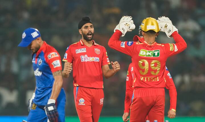 डेविड वॉर्नरने अर्धशतकी खेळी केली. त्याशिवाय एखाही फलंदाजाला मोठी खेळी करता आली नाही. हरप्रीत ब्रार आणि राहुल चहर या दोघांनी सहा विकेट घेतल्या. या पराभवासह दिल्लीचे या स्पर्धेतील आव्हान संपुष्टात आलेय.