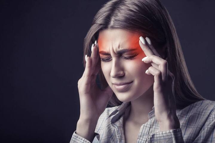 Causes of Migraine: આયુર્વેદ મુજબ તમે માઈગ્રેનની સમસ્યાથી છુટકારો મેળવી શકો છો. આજે અમે તમને એવા જ કેટલાક આયુર્વેદિક ઉપાય જણાવી રહ્યા છીએ જેને અપનાવીને તમે તેનાથી છુટકારો મેળવી શકો છો.