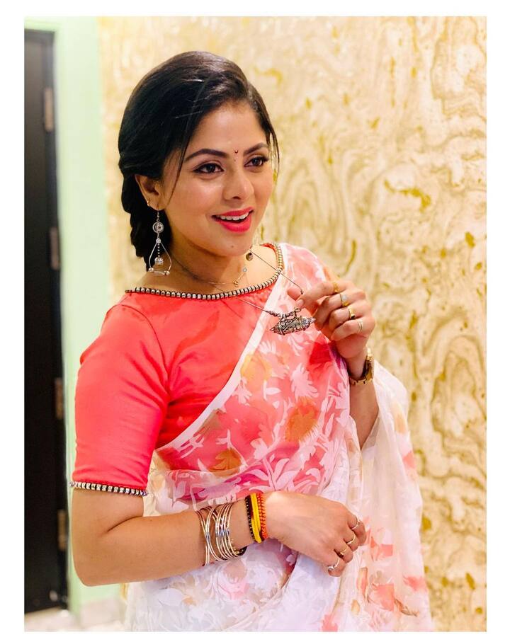 బ్రహ్మముడి సీరియల్ లో ఇలా కనిపించే రుద్రాణి అలియాస్ షర్మిత ఒరిజనల్ లుక్ చూసి అందరూ అవాక్కవుతున్నారు.  Image Credit: Sharmitha Gowda/ Instagram