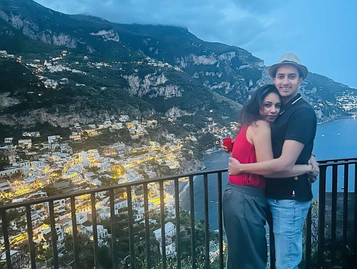 మౌనిరాయ్ (Image credit: MouniRoy/Instagram)