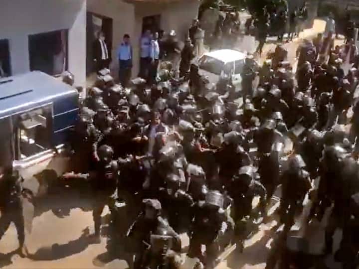 ‘पाक में नहीं लगा मार्शल लॉ,’ आरोपों का खंडन करते हुए सेना ने कहा- हमें लोकतंत्र पर विश्वास ‘पाक में नहीं लगा मार्शल लॉ,’ आरोपों का खंडन करते हुए सेना ने कहा- हमें लोकतंत्र पर विश्वास