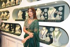 Shriya Saran : శ్రియ ఒళ్ళంతా వెండి మెరుపులే - సిటీలో సందడి చేసిన స్టార్ 