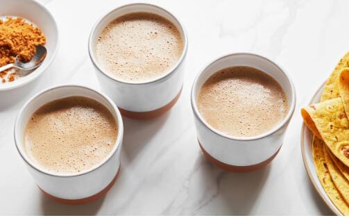 ਸਵੇਰੇ ਖਾਲੀ ਪੇਟ ਚਾਹ ਪੀਣ ਨਾਲ ਸਰੀਰ ਵਿੱਚ ਪਾਣੀ ਦੀ ਕਮੀ ਅਤੇ ਸਰੀਰ ਵਿੱਚ ਡੀਹਾਈਡ੍ਰੇਸ਼ਨ ਹੋ ਸਕਦੀ ਹੈ। ਇਸ ਕਾਰਨ ਤੁਹਾਨੂੰ ਚੱਕਰ ਆ ਸਕਦੇ ਹਨ ਅਤੇ ਕਬਜ਼ ਅਤੇ ਗੈਸ ਦੀ ਸਮੱਸਿਆ ਵਧ ਸਕਦੀ ਹੈ। ਇਸ ਲਈ ਚਾਹ ਤੋਂ ਪਹਿਲਾਂ ਪਾਣੀ ਪੀਓ। ਇਸ ਤੋਂ ਇਲਾਵਾ ਚਾਹ ਦੇ ਨਾਲ ਕੁਝ ਖਾਣ ਦੀ ਵੀ ਆਦਤ ਬਣਾਓ, ਨਹੀਂ ਤਾਂ ਪੇਟ ਖਰਾਬ ਹੋ ਸਕਦਾ ਹੈ।