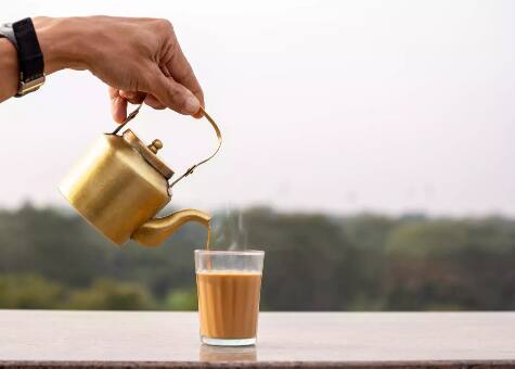 Side Effects Of Drinking Tea Empty Stomach: ਬਹੁਤ ਸਾਰੇ ਲੋਕ ਹਨ ਜੋ ਸਵੇਰੇ ਸਭ ਤੋਂ ਪਹਿਲਾਂ ਚਾਹ ਦੀ ਚੁਸਕੀਆਂ ਲੈਣਾ ਪਸੰਦ ਕਰਦੇ ਹਨ। ਉਨ੍ਹਾਂ ਨੂੰ ਲੱਗਦਾ ਹੈ ਕਿ ਚਾਹ ਤੋਂ ਬਿਨਾਂ ਉਨ੍ਹਾਂ ਦਾ ਦਿਨ ਸ਼ੁਰੂ ਨਹੀਂ ਹੋ ਸਕਦਾ ਪਰ ਕੀ ਖਾਲੀ ਪੇਟ ਅਤੇ ਬਾਸੀ ਮੂੰਹ ਨਾਲ ਚਾਹ ਪੀਣਾ ਸਹੀ ਹੈ। ਸਿਹਤ ਮਾਹਿਰਾਂ ਦਾ ਕਹਿਣਾ ਹੈ ਕਿ ਚਾਹ ਨੂੰ ਖਾਲੀ ਪੇਟ ਬਿਲਕੁਲ ਵੀ ਨਹੀਂ ਪੀਣਾ ਚਾਹੀਦਾ। ਦਰਅਸਲ, ਚਾਹ ਦਾ pH ਮੁੱਲ 6 ਹੁੰਦਾ ਹੈ, ਜਿਸ ਕਾਰਨ ਇਸ ਨੂੰ ਖਾਲੀ ਪੇਟ ਪੀਣ ਨਾਲ ਅੰਤੜੀਆਂ ਵਿੱਚ ਇੱਕ ਪਰਤ ਬਣਨੀ ਸ਼ੁਰੂ ਹੋ ਜਾਂਦੀ ਹੈ। ਇਸ ਲਈ ਉਸ ਤੋਂ ਪਹਿਲਾਂ ਕੋਸਾ ਗਰਮ ਪਾਣੀ ਪੀਣਾ ਚਾਹੀਦਾ ਹੈ। ਅਜਿਹਾ ਕਰਨ ਨਾਲ ਚਾਹ ਦਾ ਤੇਜ਼ਾਬ ਪ੍ਰਭਾਵ ਘੱਟ ਹੁੰਦਾ ਹੈ ਅਤੇ ਪੇਟ ਨੂੰ ਵੀ ਕੋਈ ਨੁਕਸਾਨ ਨਹੀਂ ਹੁੰਦਾ। ਅੱਜ ਅਸੀਂ ਤੁਹਾਨੂੰ ਸਵੇਰੇ ਉੱਠ ਕੇ ਚਾਹ ਪੀਣ ਦੇ ਨੁਕਸਾਨਾਂ ਬਾਰੇ ਦੱਸਦੇ ਹਾਂ।