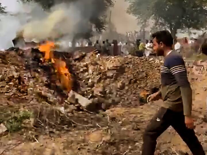 राजस्थान के हनुमानगढ़ में 8 मई को एक मिग-21 फाइटर जेट क्रैश होने से बड़ा हादसा हो गया. हादसे में दो लोगों की मौत हो गई और मौके पर अफरा-तफरी मच गई. (8 मई 2023)