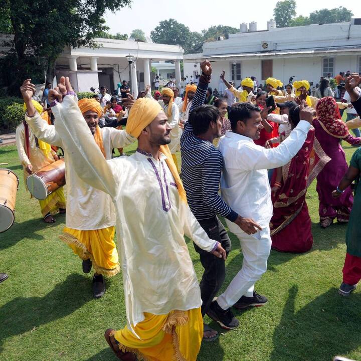দিল্লিতে সদর দফতরে ঢাক-ঢোল বাজিয়ে নাচে মেতে ওঠেন দলীয় কর্মী-সমর্থকরা।