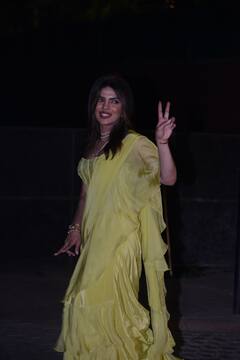 Parineeti Raghav Engagement: परिणीति चोपड़ा-राघव चड्ढा की सगाई में प्रियंका चोपड़ा ने लूटी महफिल, देसी गर्ल ने लगाया ग्लैमर का तड़का