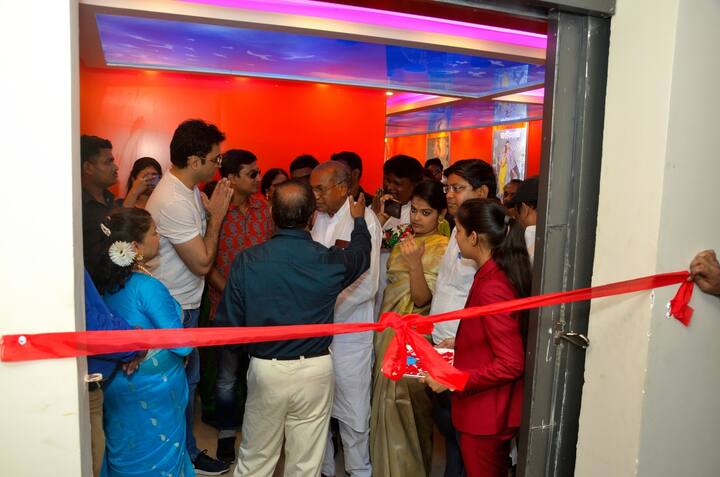 শাহরুখ খানের 'পাঠান' ছবি মুক্তির দিন গোটা দেশে বহু হল ফের খুলেছিল। আর বাংলায় সেই ট্রেন্ডই কী তুলে ধরল শিবপ্রসাদ মুখোপাধ্যায় (Shiboproshad Mukherjee) ও নন্দিতা রায়ের (Nandita Roy) প্রযোজনায় তৈরি অরিত্র মুখোপাধ্যায়ের নতুন ছবি 'ফাটাফাটি'। আজ এই ছবির হাত ধরেই চন্দনগরে উদ্বোধন হল একটি প্রেক্ষাগৃহের।