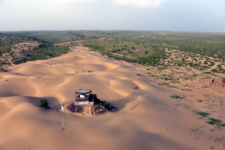 पाकिस्तान के हालात को देखते हुए. बीएसएफ के जवानों के साथ अधिकारी भी सीमा पर पहुंचने लगे हैं. सीमा पर सीमा सुरक्षा बल पाकिस्तान के हालात पर पूरी नजर बनाए हुए हैं.  सीमा सुरक्षा बल बीएसएफ के सूत्रों से मिली जानकारी के अनुसार पूर्व प्रधानमंत्री इमरान खान की गिरफ्तारी के बाद पाकिस्तान की अंदर की हालात काफी बिगड़ चुके हैं.