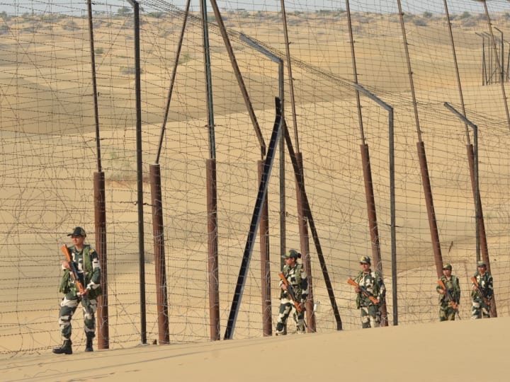 Indo-Pak Border Jaisalmer: पाकिस्तान के पूर्व प्रधानमंत्री इमरान खान की गिरफ्तारी के बाद पाकिस्तान में कई जगह हिंसक घटनाएं हो रही हैं.गृह युद्ध के हालात को देखते हुए BSF के जवान पैनी नजर बनाए हुए हैं.