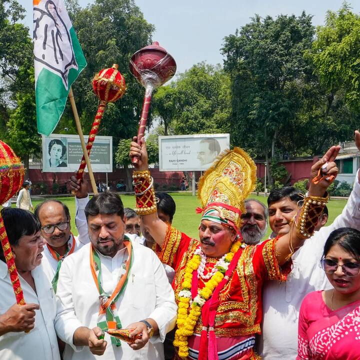 হাতে গদা নিয়ে এবং পৌরাণিক সাজে এক কর্মীকে নাচতে দেখা যায়।
