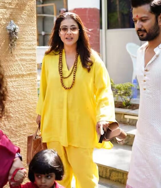 Kajol Photos: एक्ट्रेस काजोल ने सरेआम किसकी सैंडल उठाई? Kajol Photos: एक्ट्रेस काजोल ने सरेआम किसकी सैंडल उठाई?