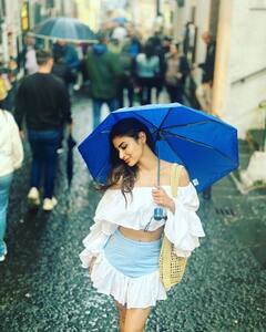 Mouni Roy ने कभी बालकनी में पति के साथ किया रोमांस तो कभी दिखाई पतली कमरिया, दिल संभालकर देखिए ये तस्वीरें