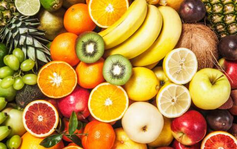 काही जण पाणी कमी पितात आणि शरिराला आवश्यक असणारी पोषक तत्व गमावतात. गमावलेल्या पोषक तत्वांच्या कमतरतेवर मात करण्यासाठी फळे खाणे आवश्यक आहे. तुम्हाला फळांमधून भरपूर फायबर मिळतं, जे पचन प्रक्रियेला गती देण्यासोबतच पोटाची कार्ये सुधारण्याचे काम करते. इतकंच नाही तर बद्धकोष्ठता आणि मूळव्याध यांसारख्या समस्यांपासून बचाव करण्यातही फळे उपयुक्त आहेत.