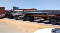 Mumbai-Ahmedabad Highway Accident : मुंबई-अहमदाबाद हायवेवर अपघातग्रस्त कंटेनरला दोन वाहनं धडकली