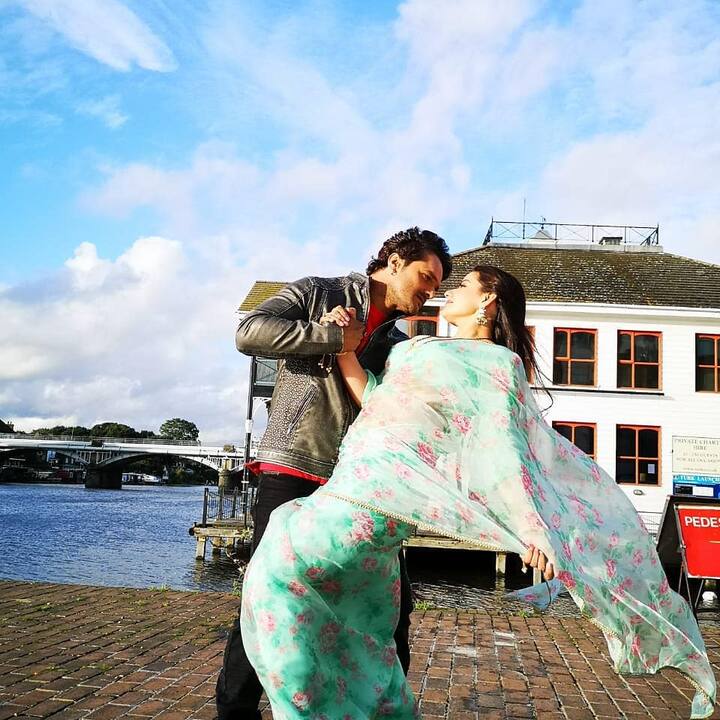 हंसते-हंसते खेसारी ने इस सवाल का जवाब दिया और कहा मैं हर हीरोइन में अपनी वाइफ देखता हूं तभी मैं रोमांस कर पाता हूं.